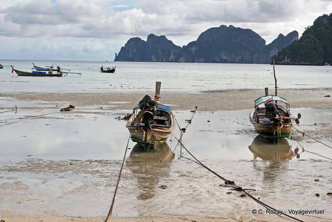 Barcos em Tonsai Bay na maré baixa, Koh Phi Phi - Tailândia