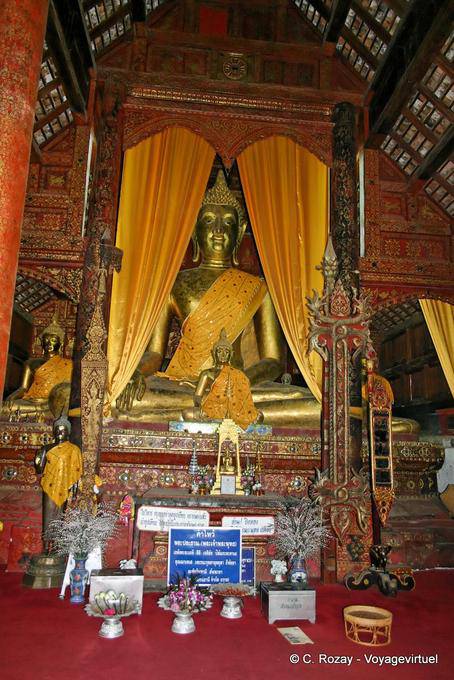 Coloque dentro do Phra Viharn, Wat Phra Isso Lampang Luang - Tailândia