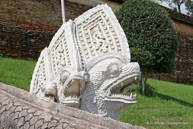 Naga Triplo na entrada de Wat Phra Isso Lampang Luang - Tailândia