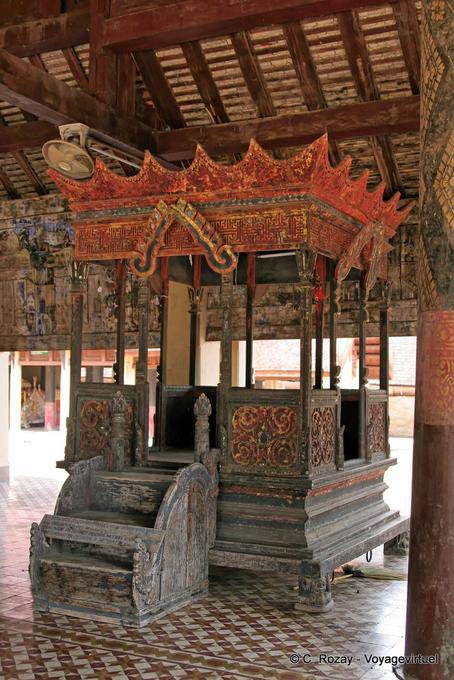 Trono Antiga, Wat Phra Isso Lampang Luang (Lampang) - Tailândia