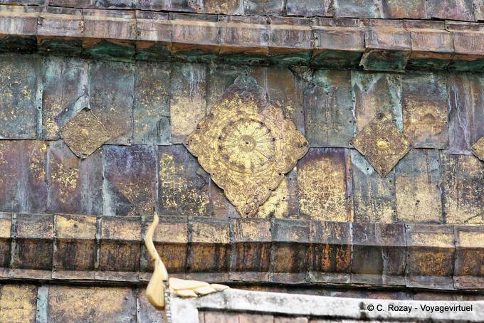 Detalhe de grande Chedi, Wat Phra Isso Lampang Luang, Lampang - Tailândia