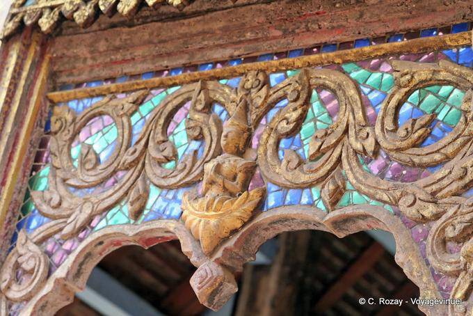 Detalhe da fachada de São Viharn Phra Sila, Wat Phra Isso Lampang Luang - Tailândia