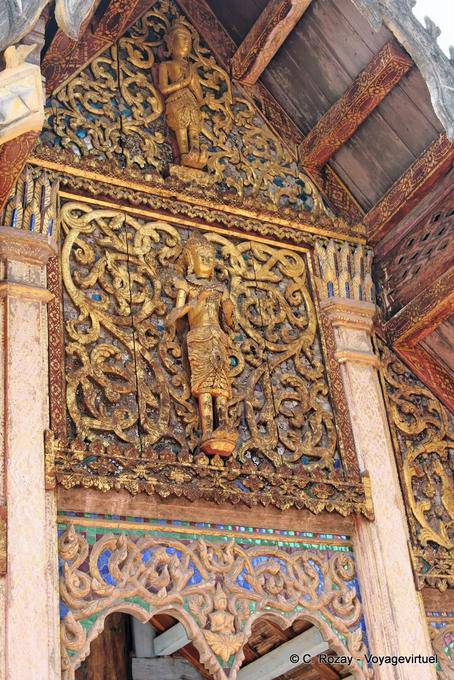 A frente da fachada de São Viharn Phra Sila, Wat Phra Isso Lampang Luang - Tailândia