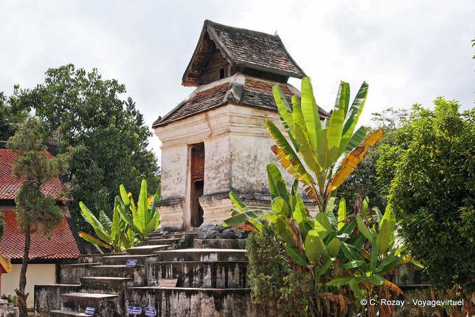 A Pegada capela (Ho Phra Putthabat), Wat Phra Isso Lampang Luang - Tailândia