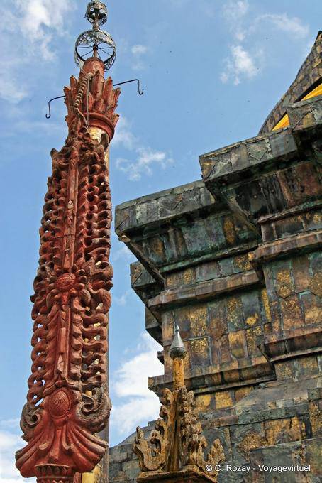 Totem perto do Chedi, Wat Phra Isso Lampang Luang - Tailândia