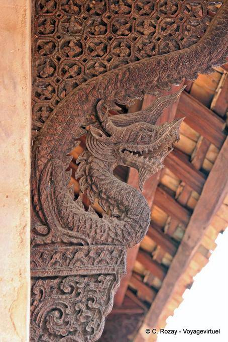Madeira esculpida Naga, Wat Phra Isso Lampang Luang - Tailândia