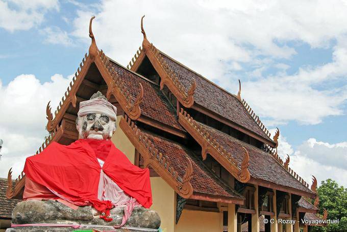 Buddha Bizarre na parte de trás Viharn Nam Tam, Wat Phra Isso Lampang Luang - Tailândia