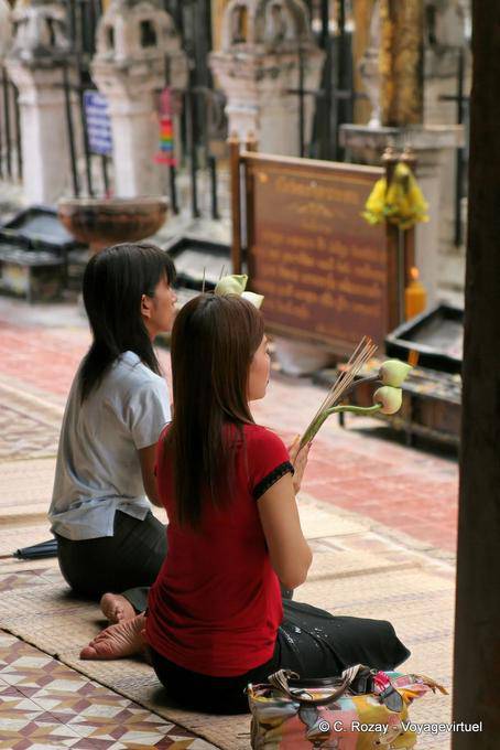 As mulheres jovens em oração, Wat Phra Isso Lampang Luang - Tailândia