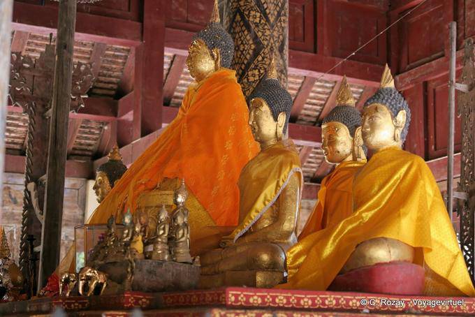 Buddhas em Viharn Nam Tam, Wat Phra Isso Lampang Luang - Tailândia