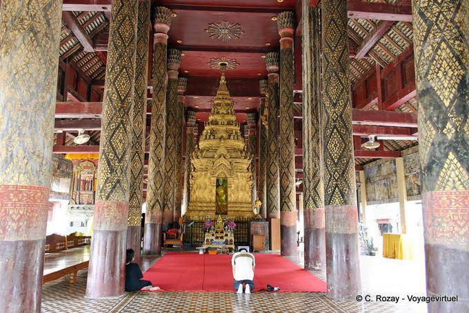 Phra Chao Lan oração antes de Ton, Wat Phra Isso Lampang Luang - Tailândia