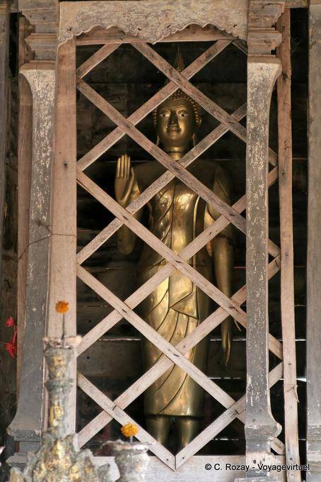 Buddha Abhaya Mudra enjaulado, Wat Phra Isso Lampang Luang - Tailândia