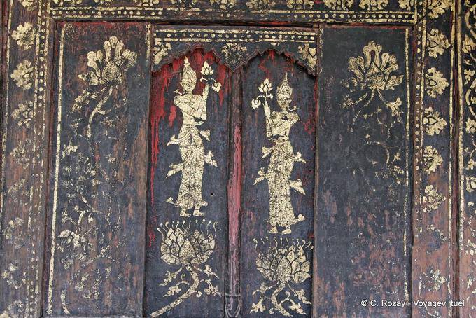 Pintura velha na porta, Wat Phra Isso Lampang Luang - Tailândia