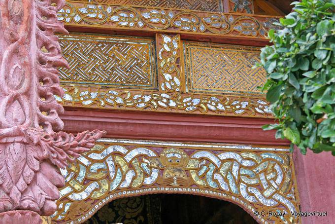 Detalhe da fachada de Viharn Phra Coloque, Wat Phra Isso Lampang Luang - Tailândia