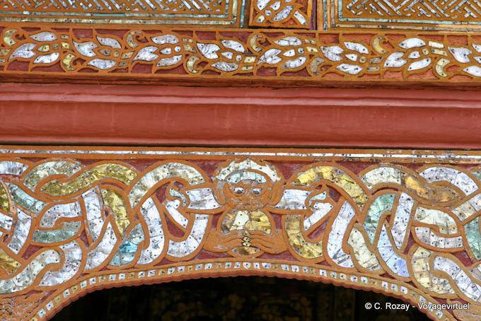 Close-up na entrada Viharn Phra de Venda, Wat Phra Isso Lampang Luang - Tailândia