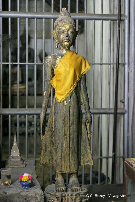 Buda em pé na frente de um portão, Wat Phra Isso Lampang Luang - Tailândia
