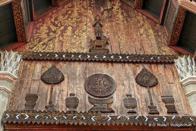 Thewada uma figura de pé sobre uma cabra, escultura em madeira, Wat Phra Isso Lampang Luang - Tailândia