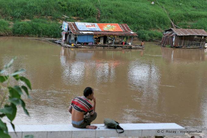 Casas no rio Nan, Phitsanulok - Tailândia