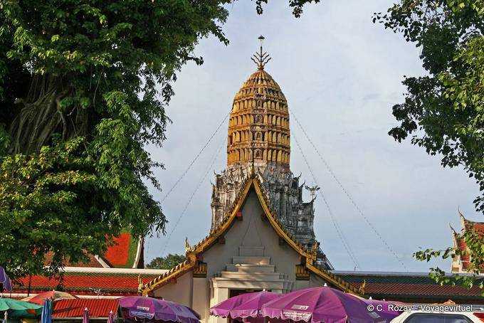 Vista do templo Sri Rattana Mahathat mercado, Phitsanulok - Tailândia