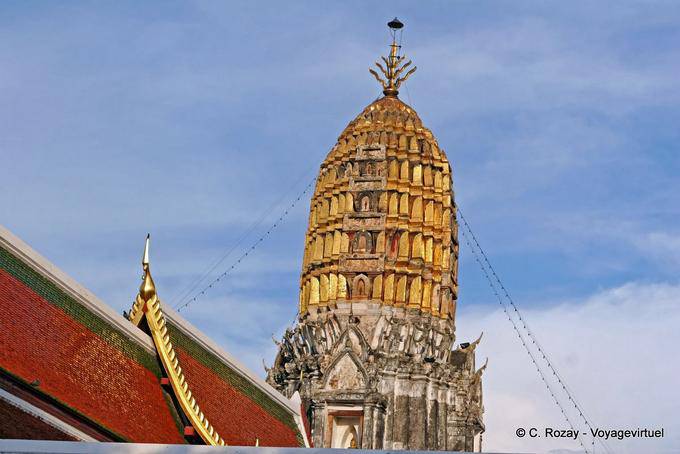 Outro ponto de vista do prang, Wat Phra Sri Rattana Mahathat, Phitsanulok - Tailândia