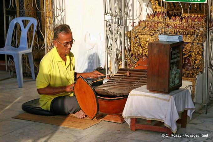 Músico religiosa, Wat Phra Si Rattana Mahathat, Phitsanulok - Tailândia