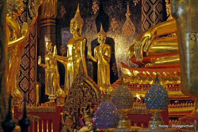 Buddhas em pé ao pé da Phra Buddha Chinnarat, Wat Phra Si Rattana Mahatha, Phitsanulok - Tailândia