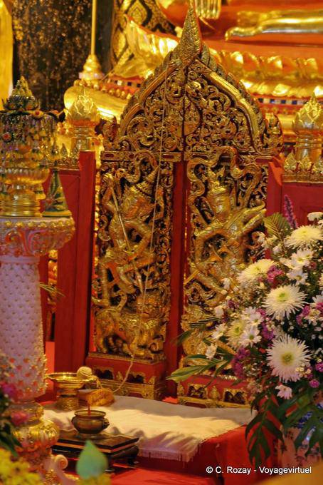 Decoração aos pés do Buda Chinnarat, Phra Sri Rattana Mahathat Wat, Phitsanulok - Tailândia