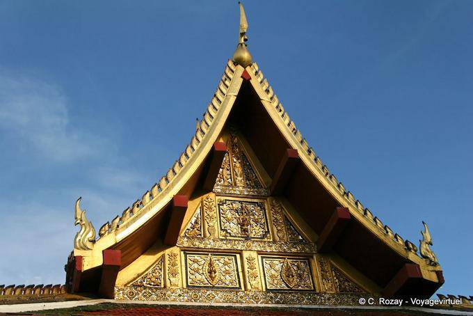 Acima da entrada para o bot, Wat Phra Si Rattana Mahathat, Phitsanulok - Tailândia