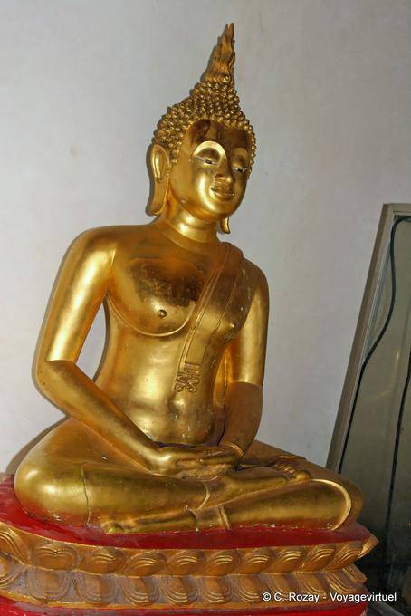 Posição de meditação no templo Wat Phra Si Rattana Mahathat, Phitsanulok - Tailândia