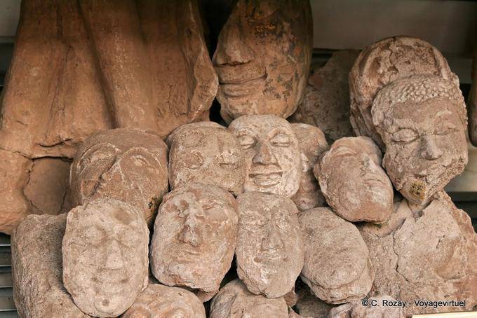 Pilha de cabeças de pedra, Phra Sri Rattana Mahathat Wat, Phitsanulok - Tailândia