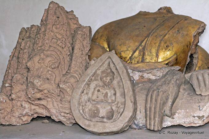 Antiguidades quebradas, Phra Sri Rattana Mahathat Wat, Phitsanulok - Tailândia