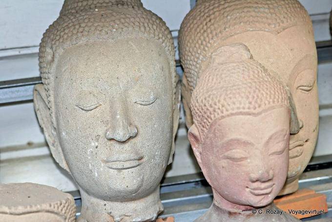Cabeças com os olhos fechados, Phra Sri Rattana Mahathat Wat, Phitsanulok - Tailândia