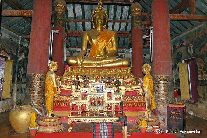 O altar do grande Buda de Wat Ratburana, Phitsanulok - Tailândia