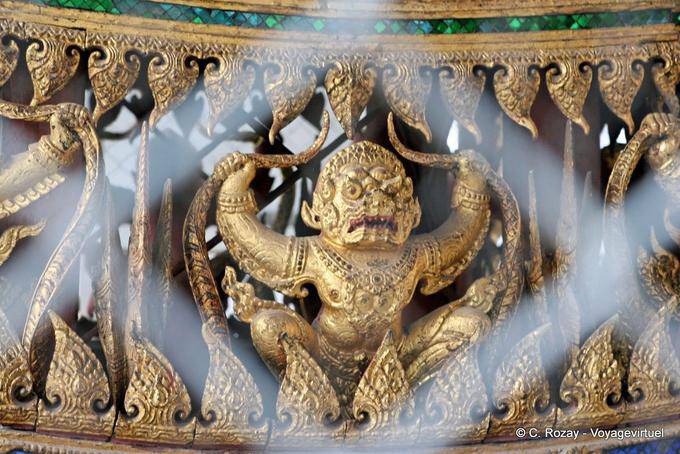 Antique garuda, Wat Phra Sri Rattana Mahathat, Phitsanulok - Tailândia