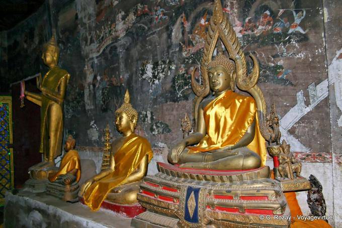 Wat Ratburana, Budas e pinturas antigas degradadas, Phitsanulok - Tailândia