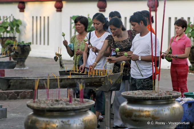 Oferendas para o Wat Phra Si Rattana Mahathat, Phitsanulok - Tailândia