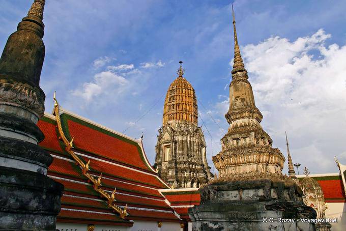 Prang, telhados e stupas de Wat Phra Sri Rattana Mahathat, Phitsanulok - Tailândia
