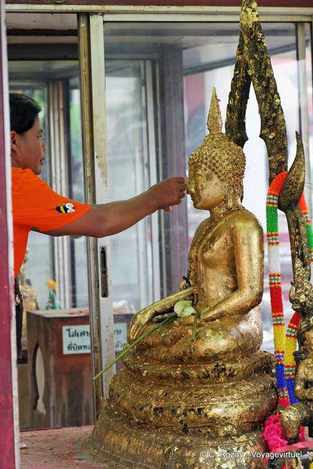Folha de ouro em Wat Sri Rattana Mahathat aposição, Phitsanulok - Tailândia
