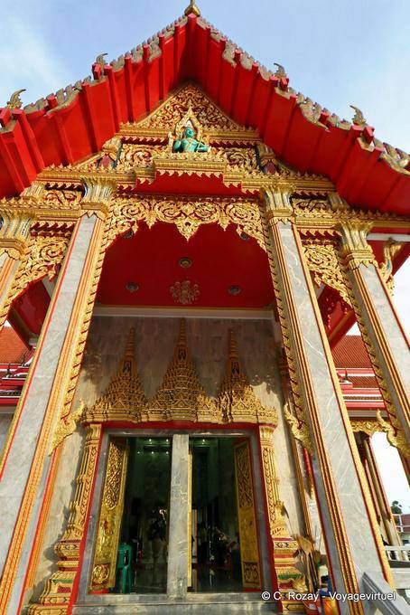 Entrada a um templo de Wat Chalong Mueang, Phuket - Tailândia