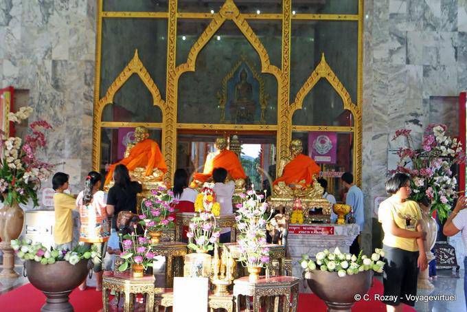 Estátuas preenchido com folha de ouro, Wat Chalong, Phuket - Tailândia