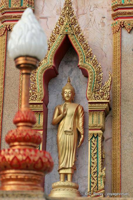 Buddha estando nicho em Wat Chalong, Phuket - Tailândia