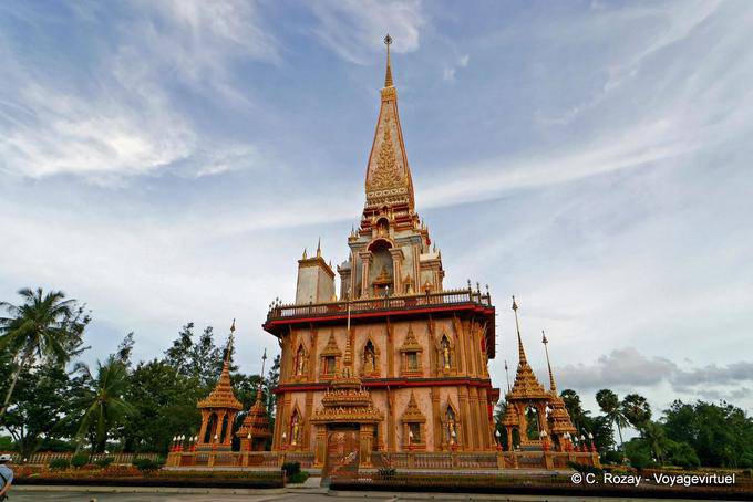 Grande pagode em Wat Chalong contém uma relíquia do Buda, Phuket - Tailândia