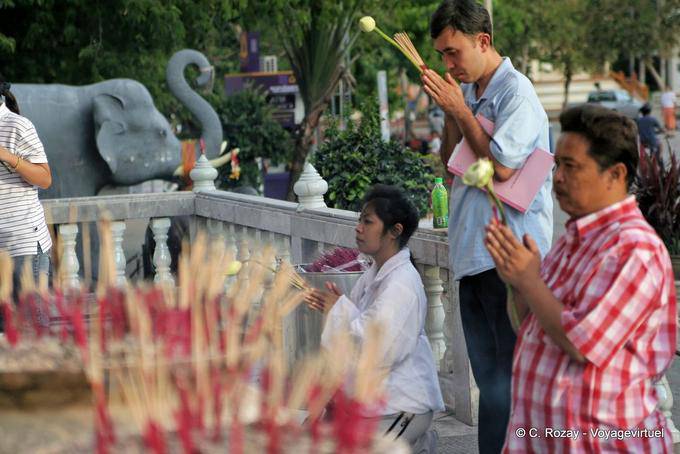 Thais orando em Wat Chalong em Phuket - Tailândia