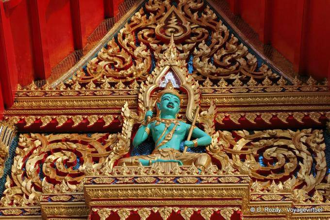 Detalhe da decoração na frente de Wat Chalong, Phuket - Tailândia
