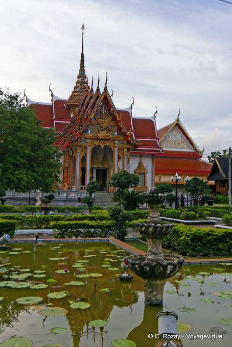 Wat Chalong visto em lagoas, Phuket - Tailândia