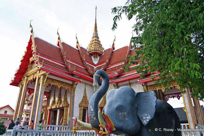 Preto Elefante na frente de um templo em Wat Chalong, Phuket - Tailândia