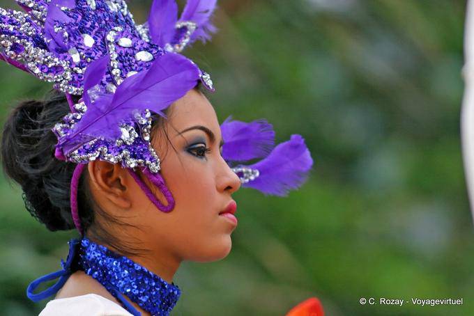 A mulher com penas roxas, Festival Patong, Phuket - Tailândia