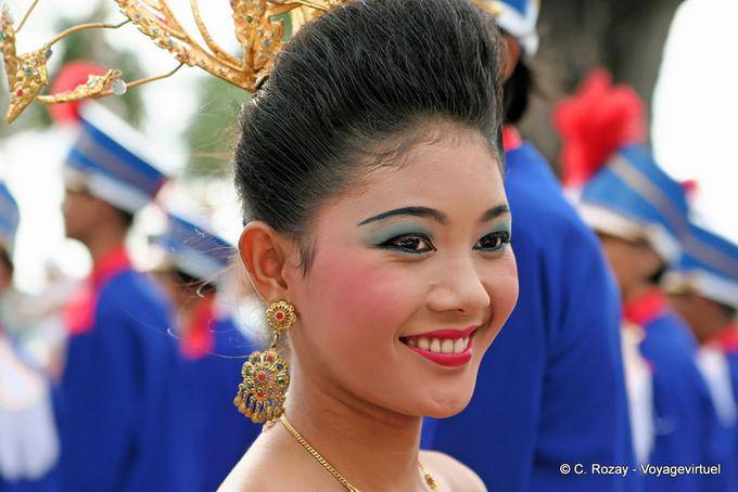 Sorriso e brincos, Festival Patong, Phuket - Tailândia