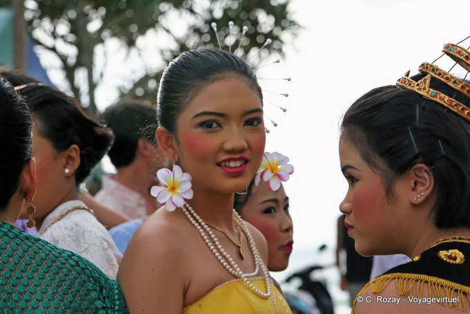 Menina com flores e colar, Festival Patong, Phuket - Tailândia