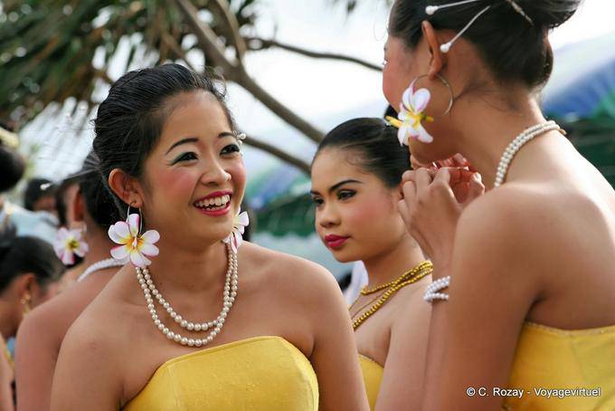 Feminino regozijando Festival Patong, Phuket - Tailândia