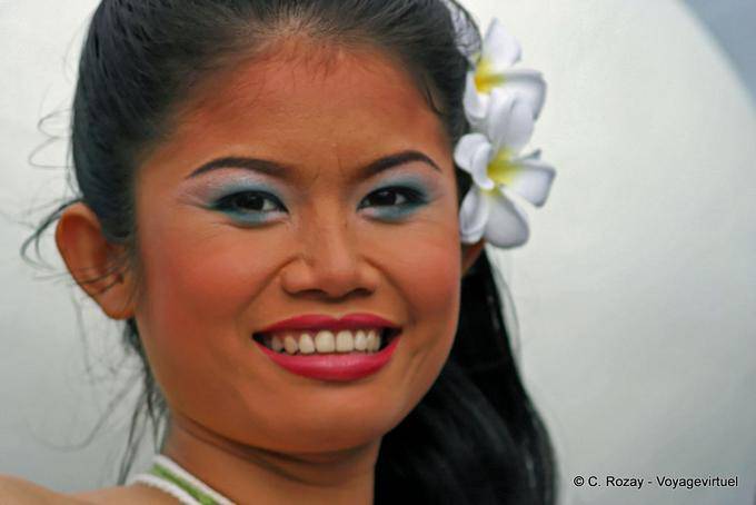 Menina com flor do frangipani, Festival Patong, Phuket - Tailândia